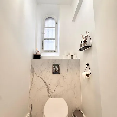 De Luxe A Deux Pas Des Halles, Quai Valliere Apartment