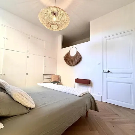 De Luxe à Deux Pas Des Halles, Quai Valliere * Narbona